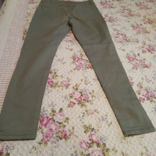 Pantalón pitillo verde caqui