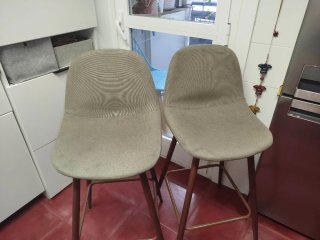 Taburetes de cocina beige y madera