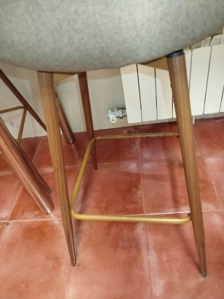 Taburetes de cocina beige y madera