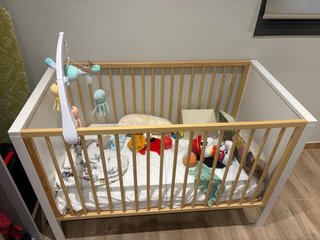 Cuna de madera y blanca