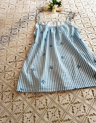 Top azul con rayas y lazos T L