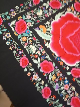 Mantón Manila Seda Bordado a Mano Antiguo