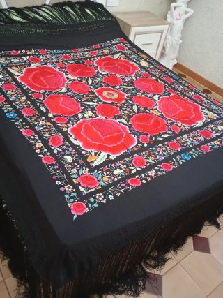 Mantón Manila Seda Bordado a Mano Antiguo