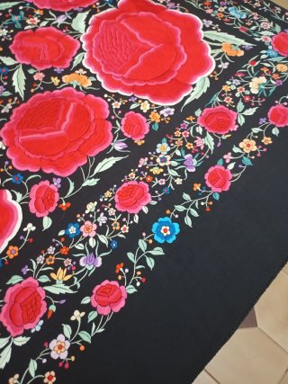 Mantón Manila Seda Bordado a Mano Antiguo