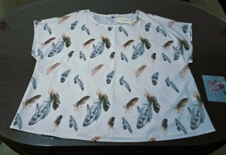 Blusa blanca estampada de manga corta