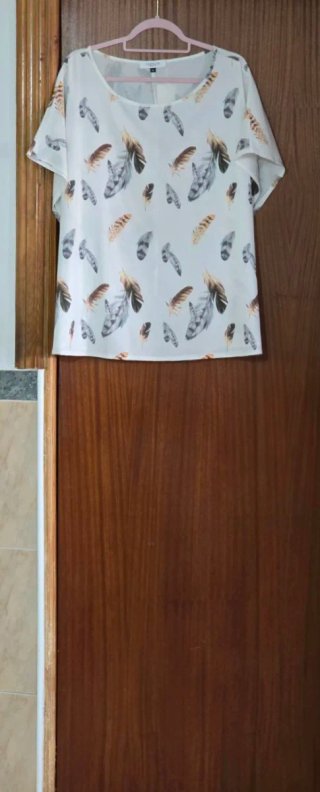 Blusa blanca estampada de manga corta
