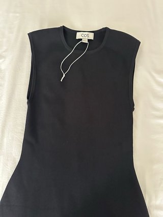 Vestido negro COS sin mangas