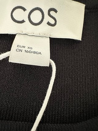 Vestido negro COS sin mangas
