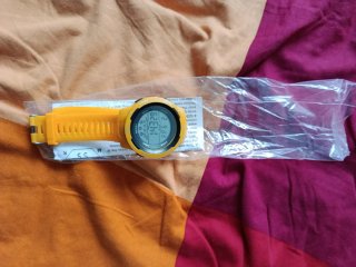 Reloj deportivo amarillo
