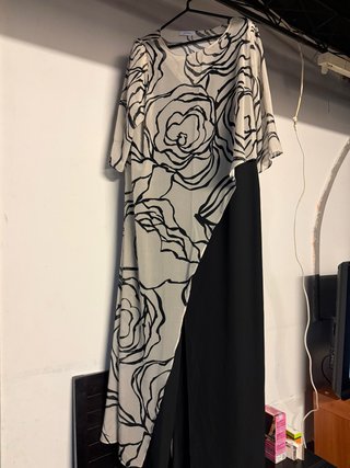 Mono negro con capa floral