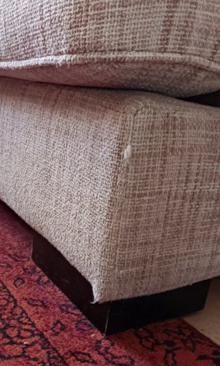 Sofá de 2 plazas en tela beige.