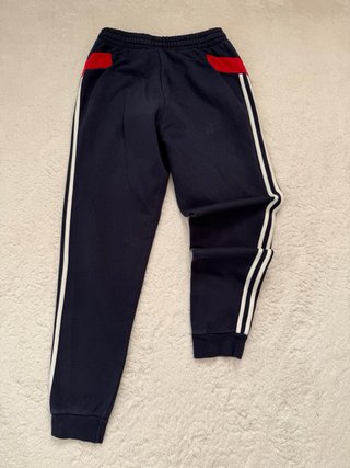 Pantalón Adidas azul con detalles rojos