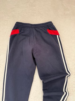 Pantalón Adidas azul con detalles rojos