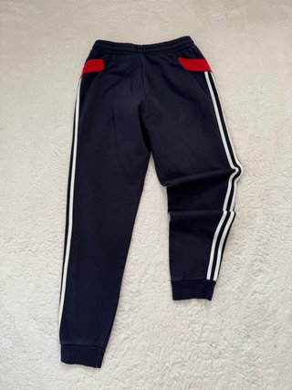 Pantalón Adidas azul con detalles rojos