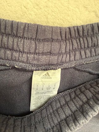 Pantalón Adidas azul con detalles rojos