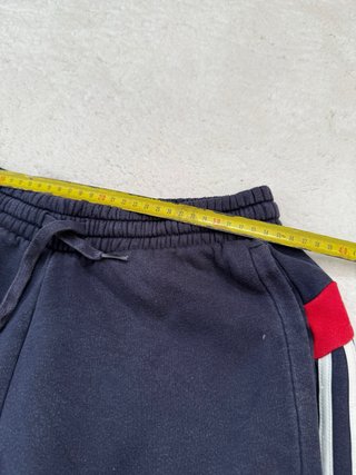Pantalón Adidas azul con detalles rojos