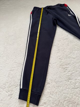 Pantalón Adidas azul con detalles rojos