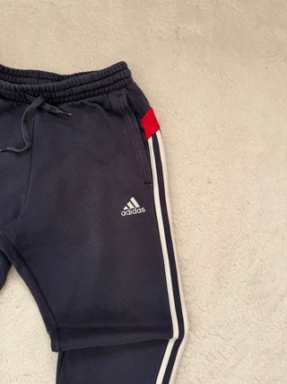 Pantalón Adidas azul con detalles rojos