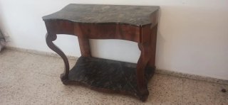 Consola antigua de madera, imitación de mármol