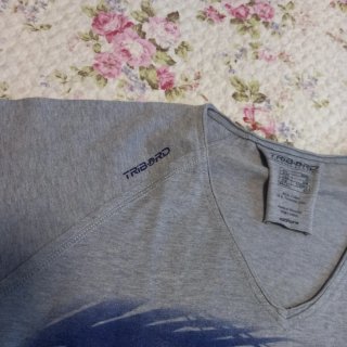 Camiseta cuello pico gris con dibujo azul