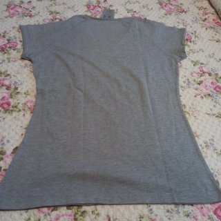 Camiseta cuello pico gris con dibujo azul