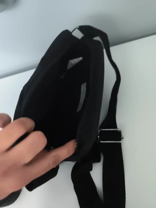 Bolso negro con cremallera