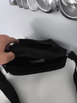 Bolso negro con cremallera