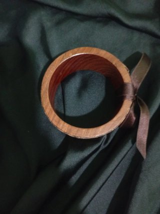 Pulsera Carolina Herrera Madera y Cinta