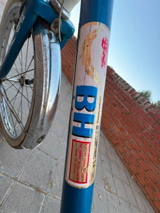Bicicleta BH Clásica Azul y Blanca años "80"