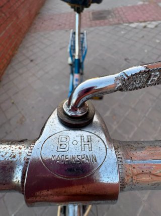 Bicicleta BH Clásica Azul y Blanca años "80"