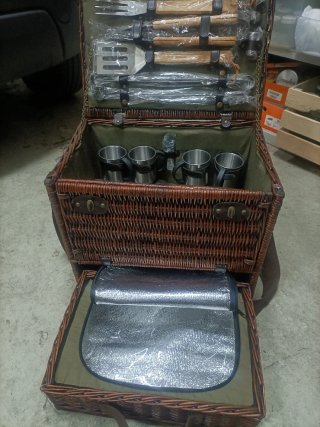 Cesta de picnic de mimbre con accesorios