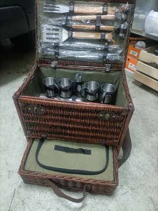Cesta de picnic de mimbre con accesorios