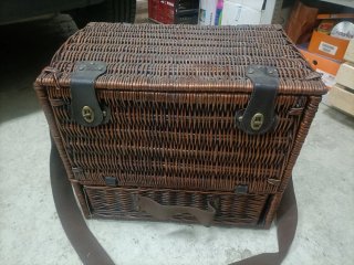 Cesta de picnic de mimbre con accesorios