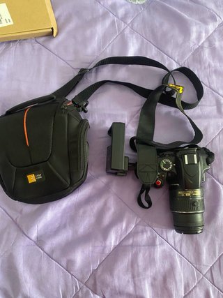 Cámara Nikon D3200 con bolso, cargador y memoria