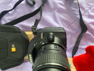 Cámara Nikon D3200 con bolso, cargador y memoria