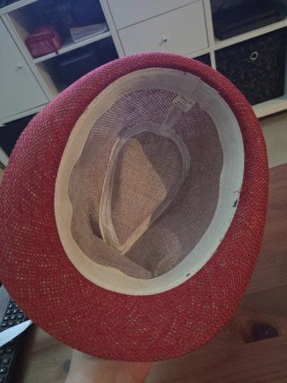 Sombrero rosa con pluma