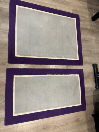 Alfombra de lana gris y morada