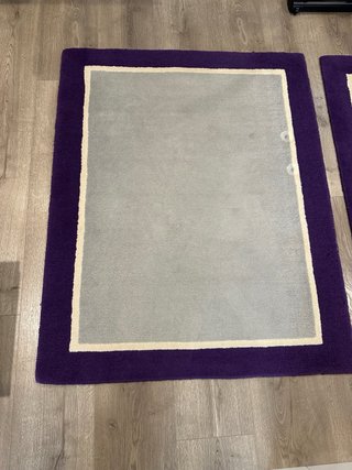 Alfombra de lana gris y morada