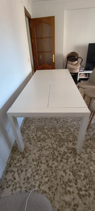 Mesa de salón extensible blanca
