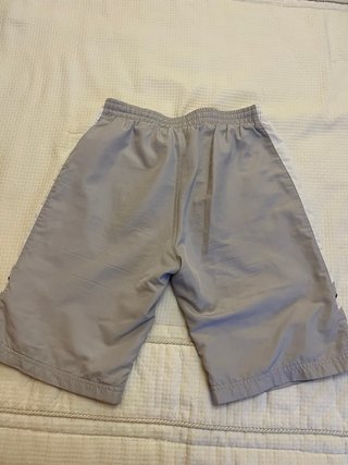 Pantalones cortos Nike grises y blancos