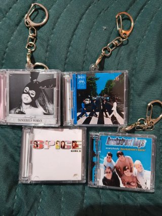 Mini llaveros musicales disco nfc ariana grande 90