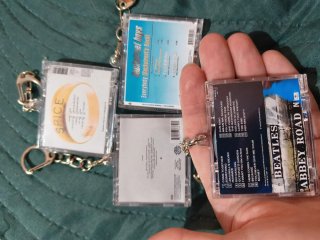 Mini llaveros musicales disco nfc ariana grande 90