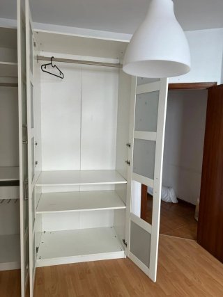 Armarios blancos con puertas de cristal