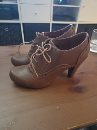 Zapatos de tacón marrones