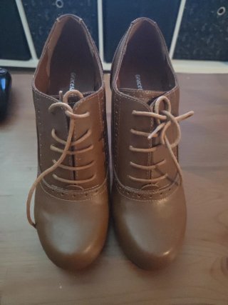 Zapatos de tacón marrones