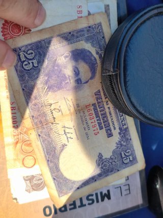 Billetes antiguos varios.