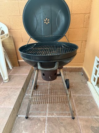 Barbacoa de carbon redonda negra y plateada