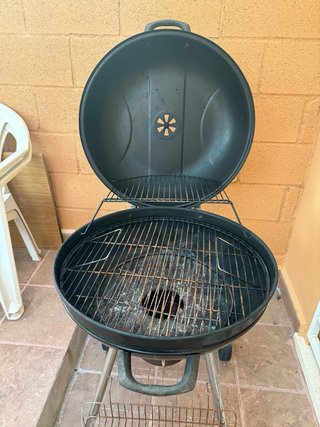 Barbacoa de carbon redonda negra y plateada
