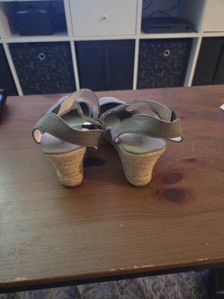 Zapatos de cuña verde oliva con tiras