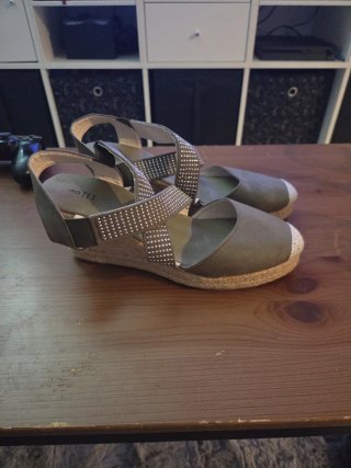 Zapatos de cuña verde oliva con tiras